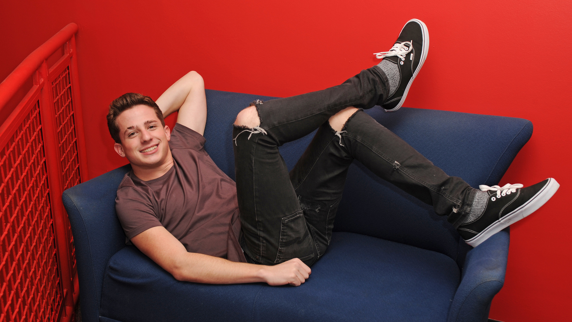 Maestro Perfect Pitch Pop Abad ke-21 Charlie Puth: Eksplorasi Bassline Synth 'Light Switch' dan Kolaborasi 'Left and Right'