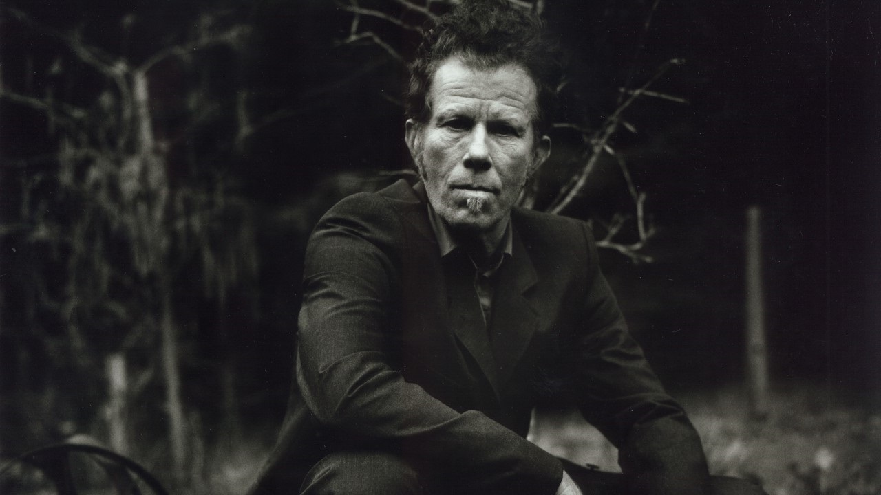Masterpiece Folk-Blues & Sastra Suara Serak: Menyelami Kedalaman Progresi Piano dan Gitar Tom Waits