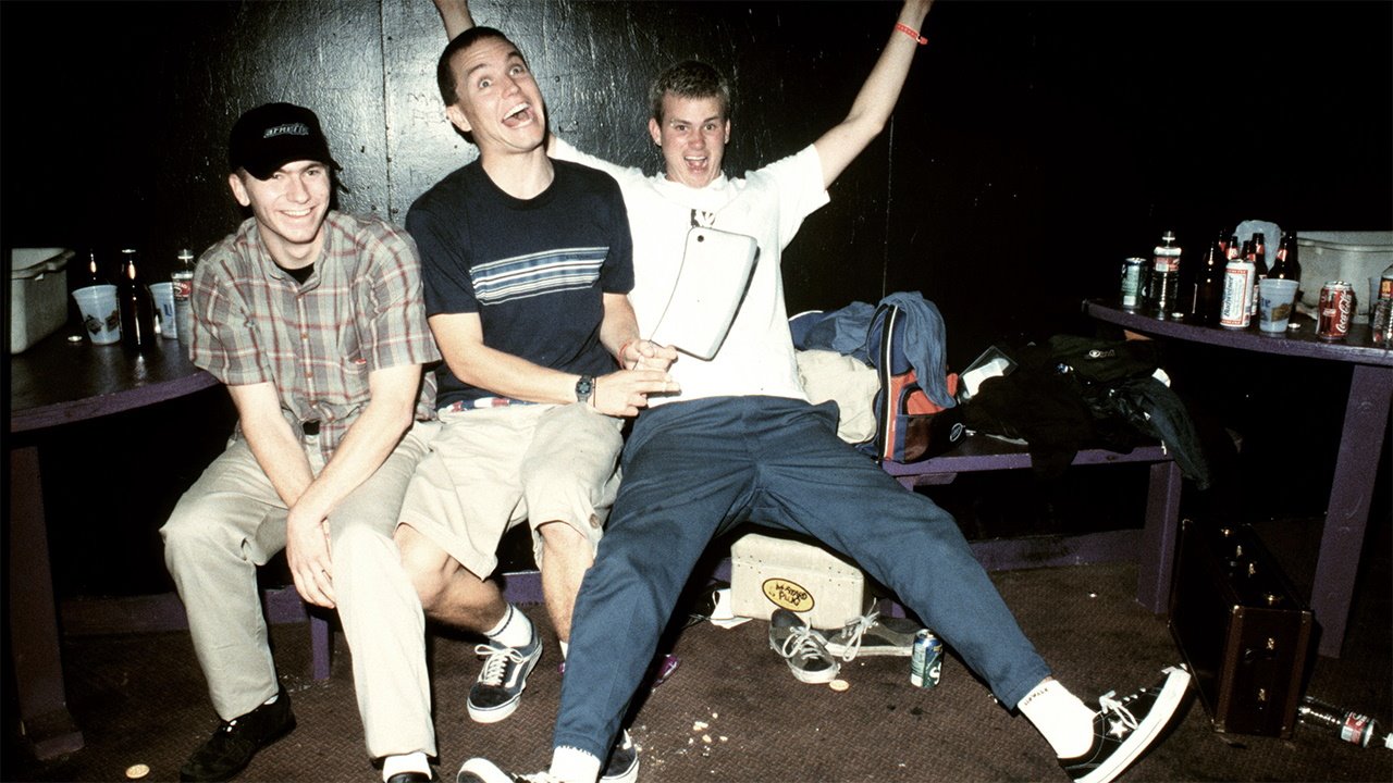 Tiga Dekade Pesta Pop-Punk Blink-182: Eksplorasi Petikan Gitar Akustik 'I Miss You' dan Energi 'All The Small Things'