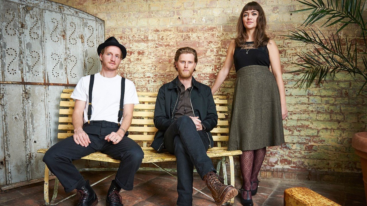 Kemurnian Folk Akustik Sederhana The Lumineers: Analisis Harmoni Petikan Gitar 'Darlene' dan 'Scotland'
