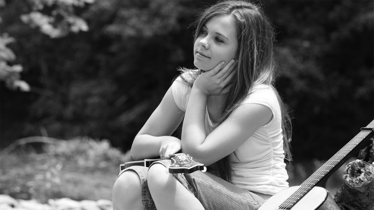 Sierra Hull — Photo · candid