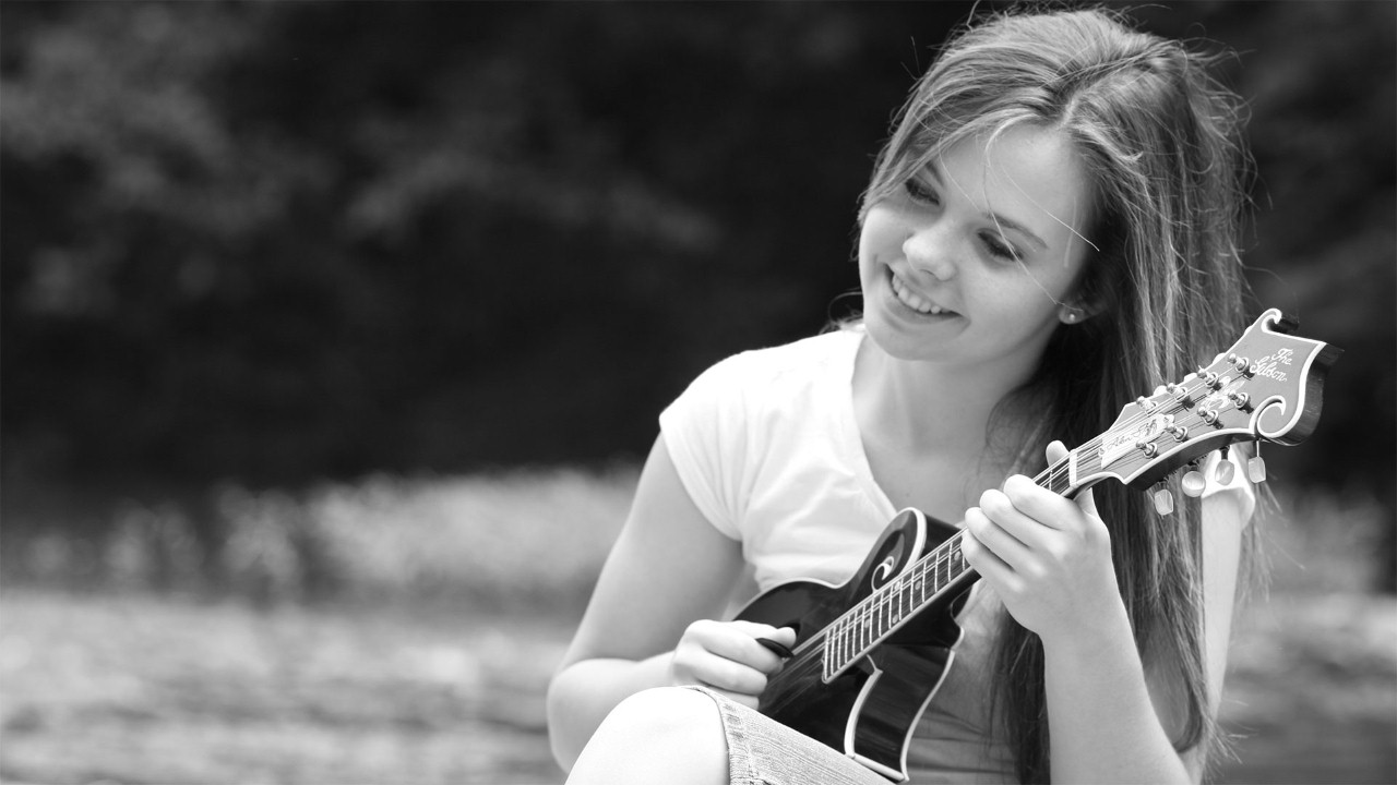 Sierra Hull — Photo · candid