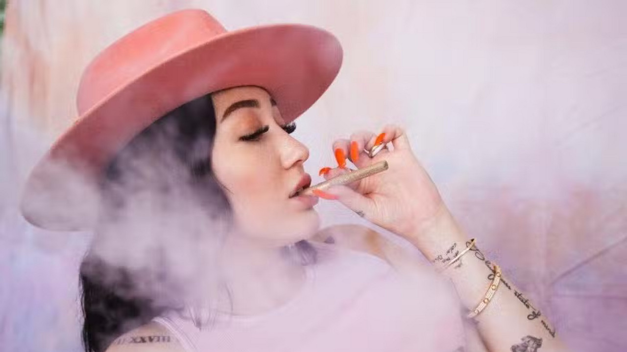 Header Banner Noah Cyrus