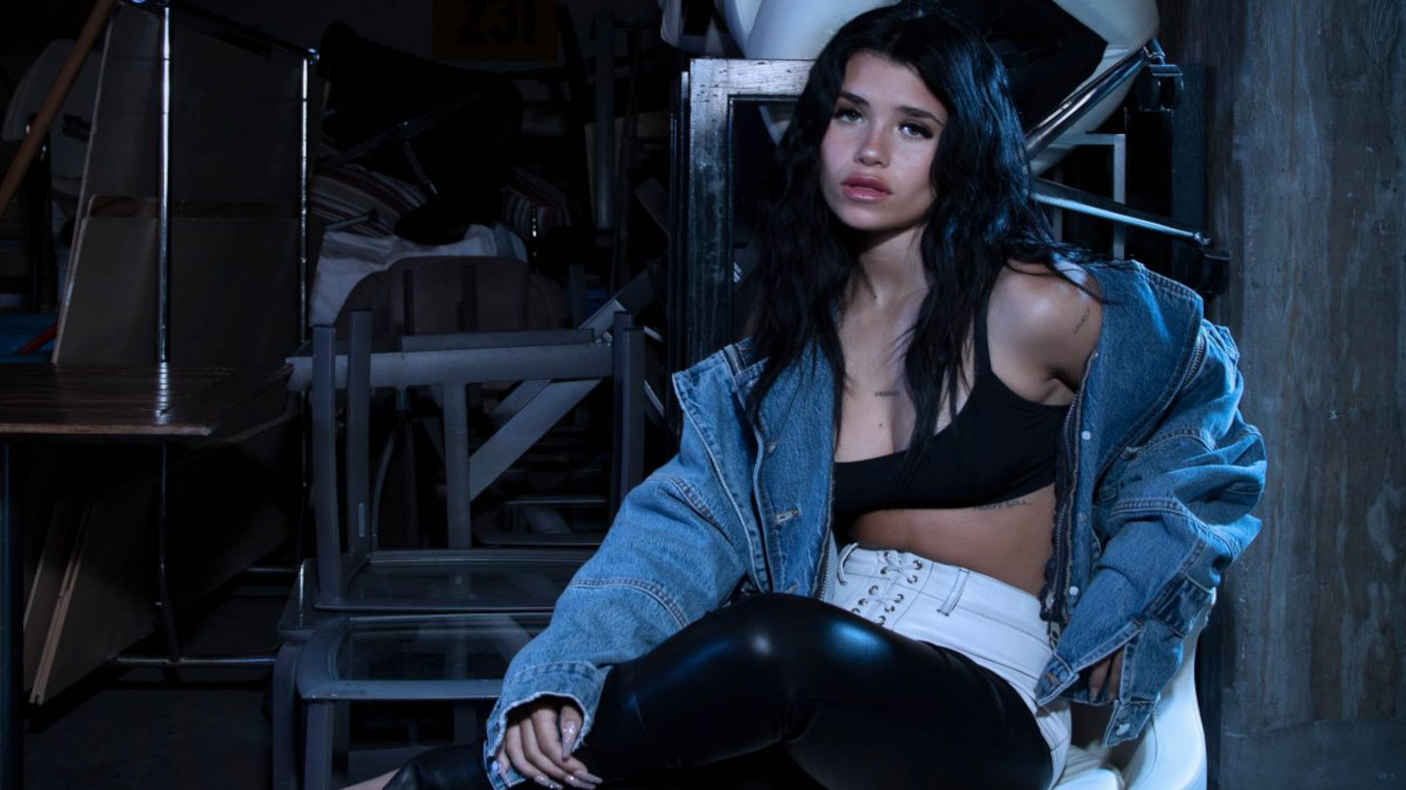 Header Banner Nessa Barrett