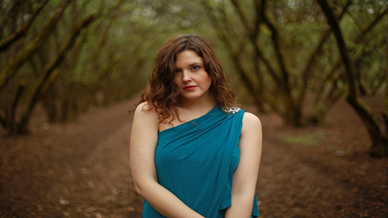 Halie Loren — Photo