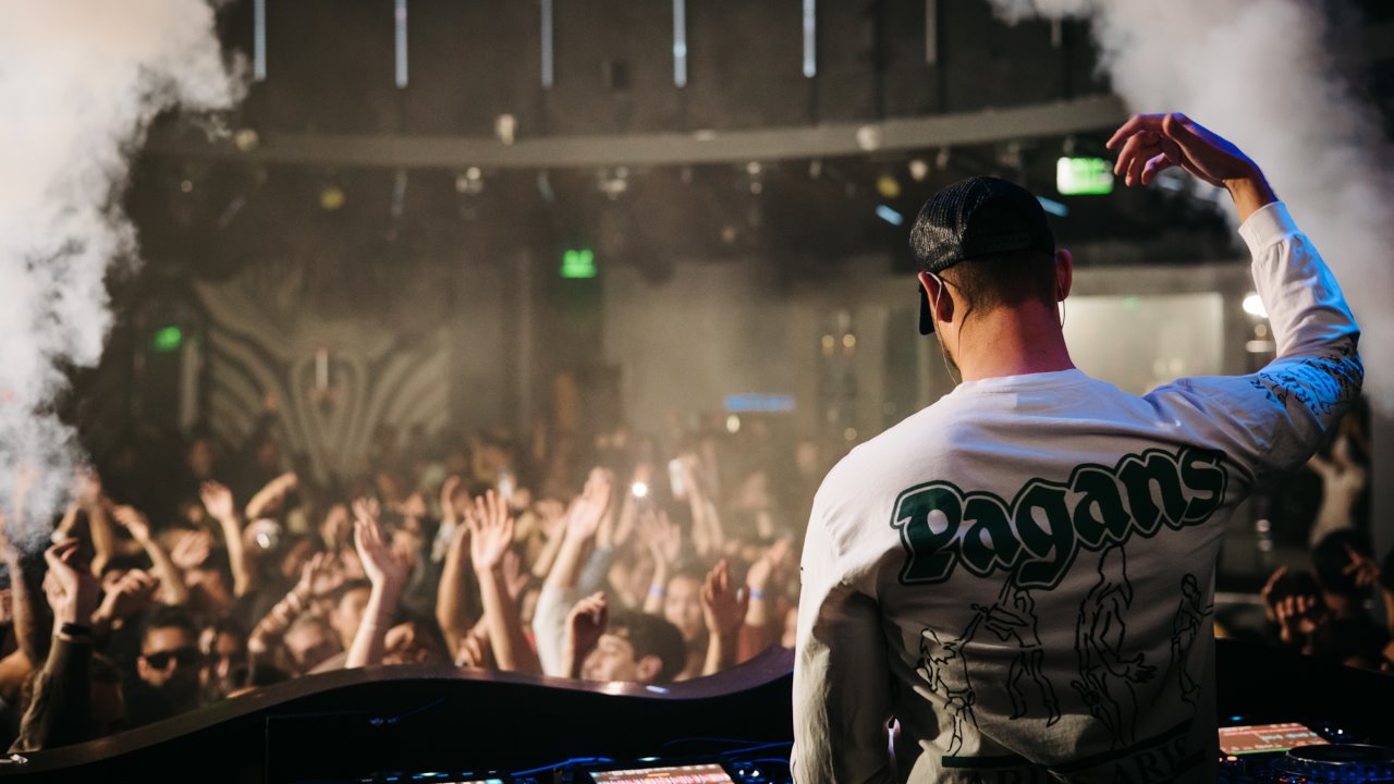 MAKJ — Photo