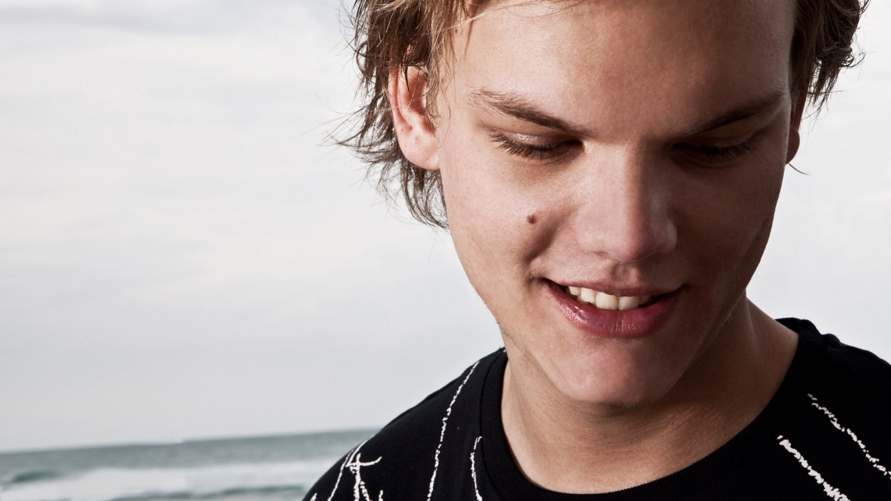 Mengenang Warisan Abadi Sang Pelopor EDM Melodik Tim Bergling (Avicii): Analisis Kord Akustik-Folk 'The Nights' dan 'All You Need Is Love'