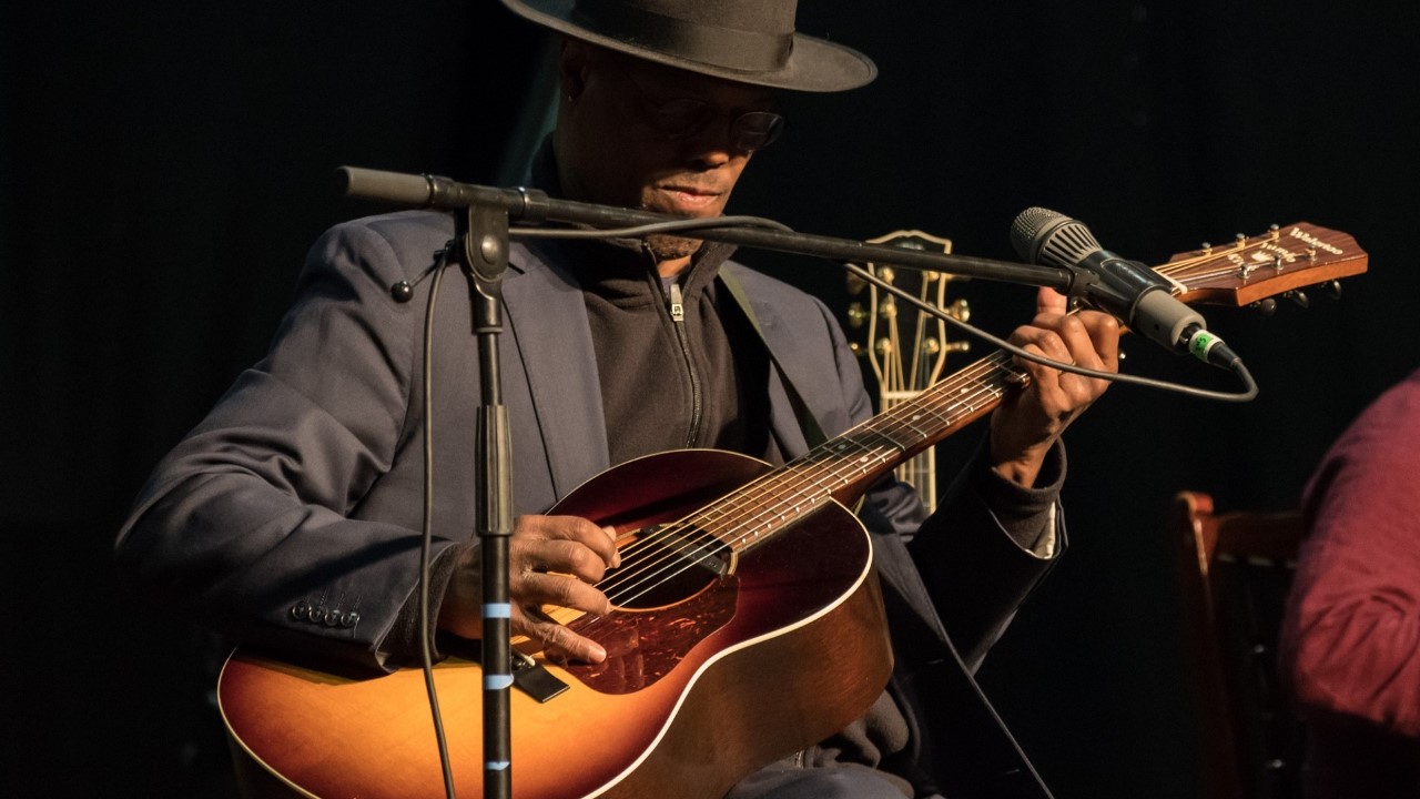 Eric Bibb — Photo · live_stage