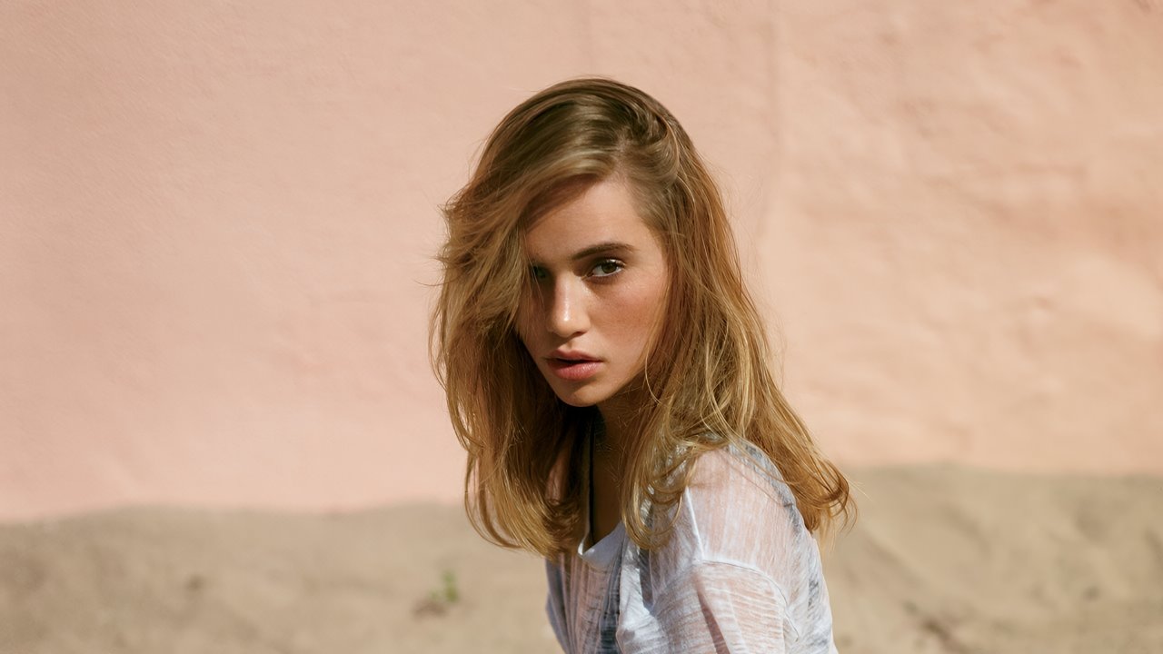 Suki Waterhouse — Photo