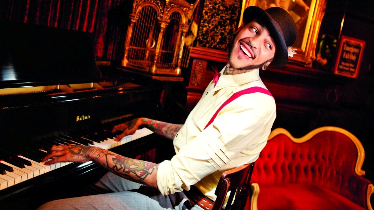 Header Banner Travie McCoy