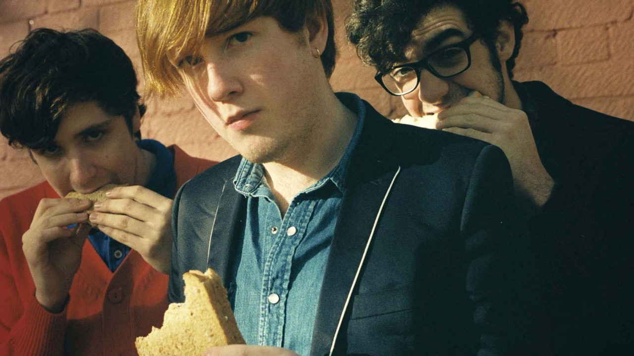 Ledakan Math-Rock Indie Dance Irlandia Utara Two Door Cinema Club: Analisis Riff Berkecepatan Tinggi 'What You Know' dan 'Undercover Martyn'