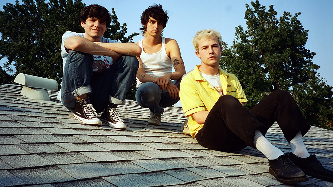 Gelombang Pop-Rock Indie Enerjik Wallows: Analisis Progresi Kord 'Calling After Me' dan Nostalgia 'Remember When'