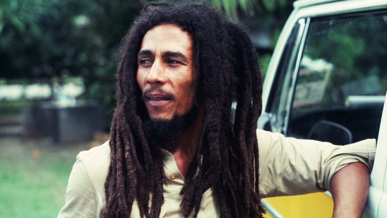 Raja Reggae Dunia Bob Marley: Pembelajaran Irama Upbeat Skank Gitar dan Kord Balada 'No Woman No Cry' serta 'Redemption Song'