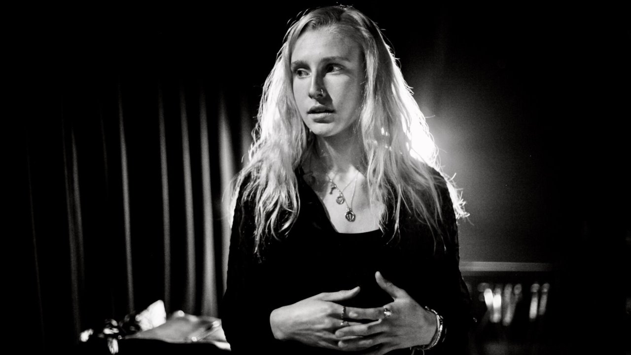 Header Banner Billie Marten