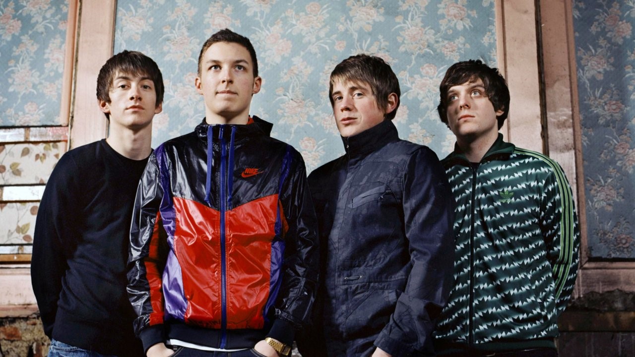 Kejeniusan Riff Indie-Rock Sheffield Arctic Monkeys: Analisis Kord 'Do I Wanna Know?' dan Balada Puitis 'I Wanna Be Yours'