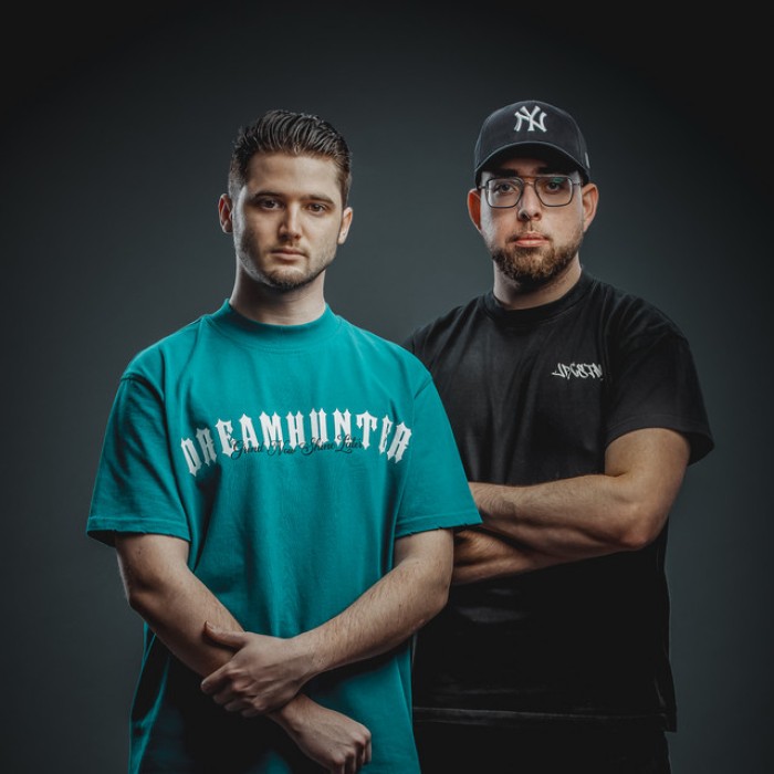 Akimbo — Photo